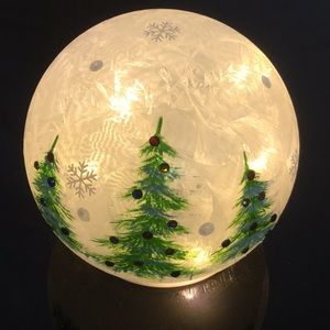 NewLightedDecoratedChristmasTree SnowGlobe W/3AA